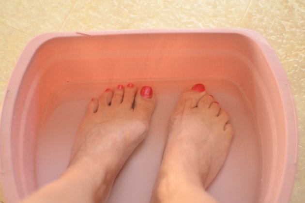 how-to-soak-feet-in-vinegar-water-livestrong