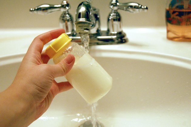 How to Warm Bottled Breastmilk When on the Go | Livestrong.com