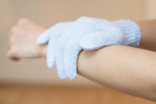 How to Use Exfoliating Gloves | Livestrong.com