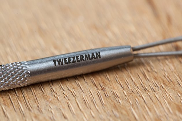 how-to-use-the-tweezerman-blackhead-remover-livestrong