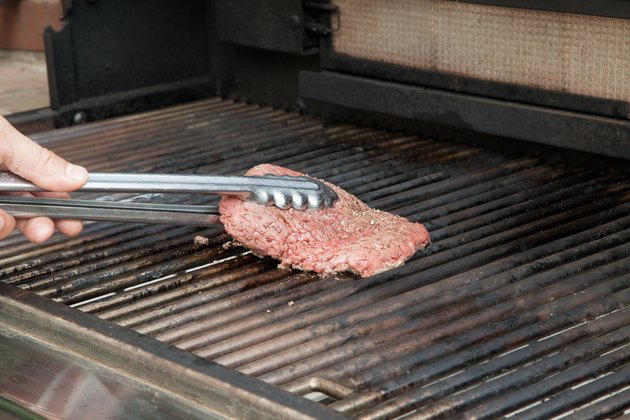 how-to-cook-cube-steak-on-the-grill-livestrong