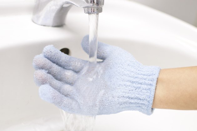 How to Use Exfoliating Gloves | Livestrong.com