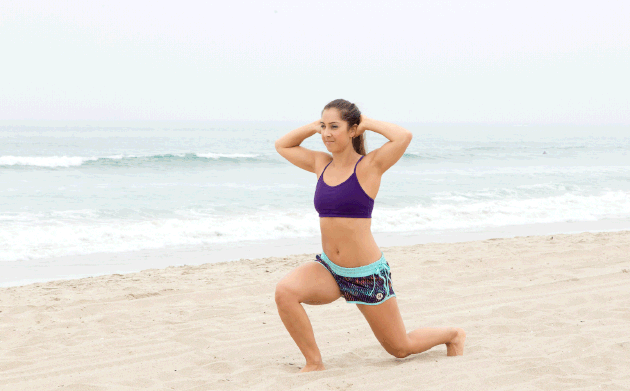 女人做散步伦哥转体和紧缩在她的海滩锻炼