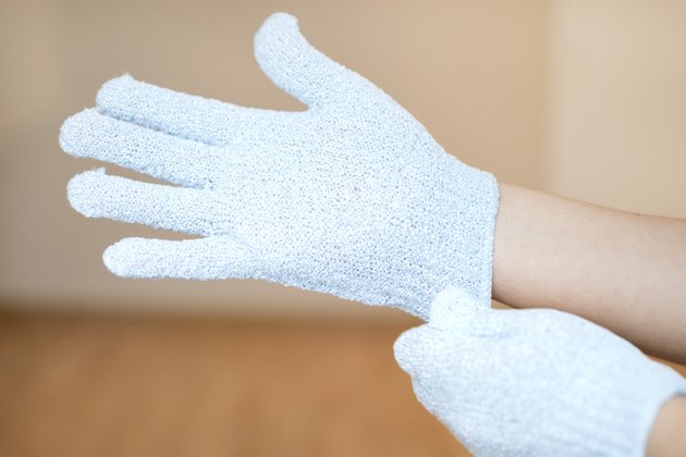 How to Use Exfoliating Gloves | Livestrong.com