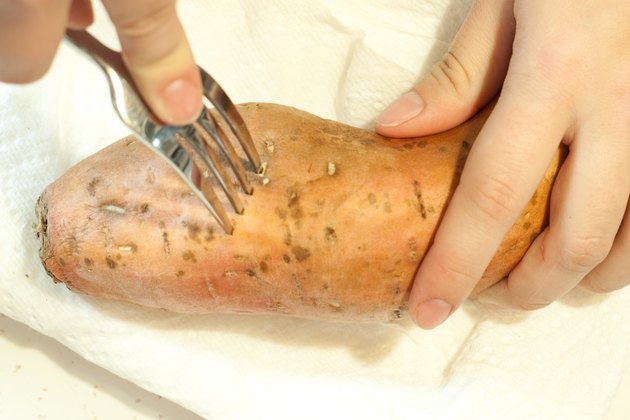 How to Bake Sweet Potatoes at 400 F | Livestrong.com