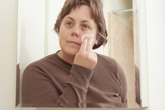 How to Unclog Pores on the Face | Livestrong.com