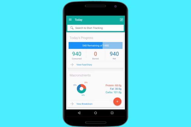 一个减肥应用程序显示在智能手机上，背景是明亮的蓝色