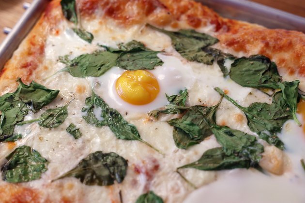 can you put a raw egg on a pizza