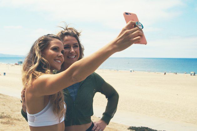 卡特里娜·斯科特和卡丽娜·道恩在加州曼哈顿海滩自拍