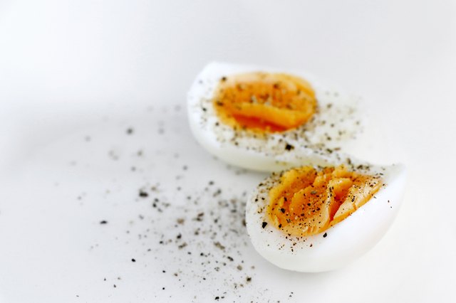 煮熟的鸡蛋用盐和胡椒调味