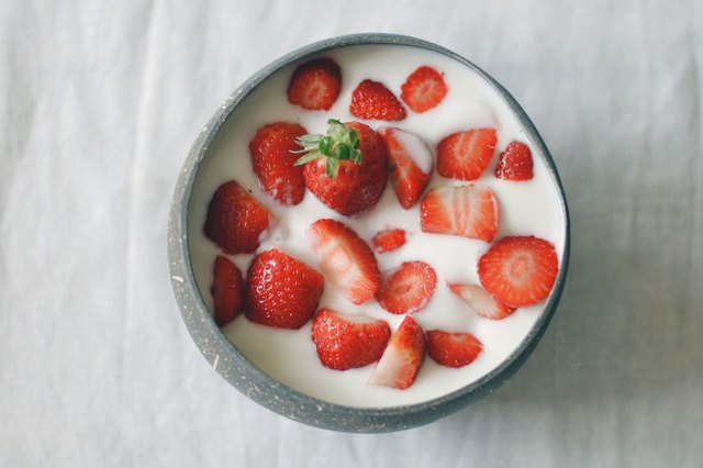 新鲜的草莓在一碗椰奶
