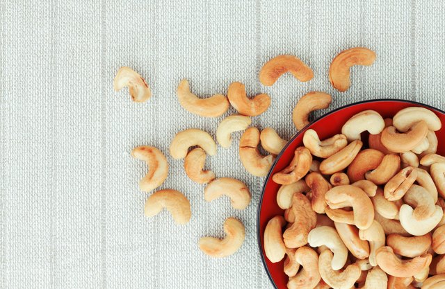 cashews eating too many cashew nuts negative effects livestrong much