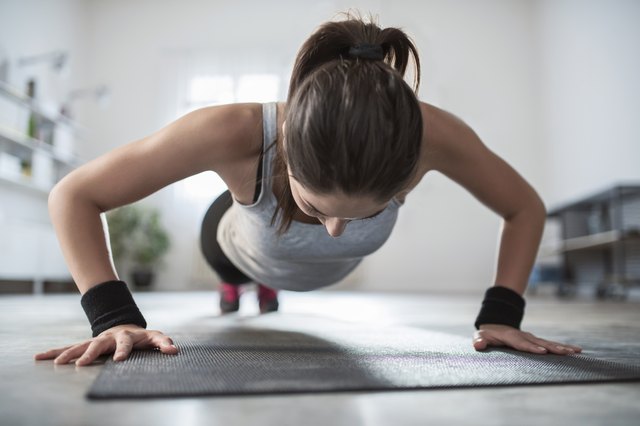 How Many Push-Ups Should a Female Do to Get Toned Arms?