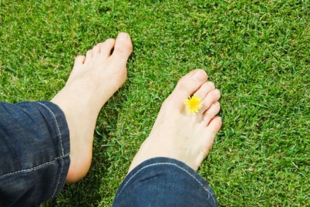 How to Stop the Pain of a Jammed Big Toe | Livestrong.com