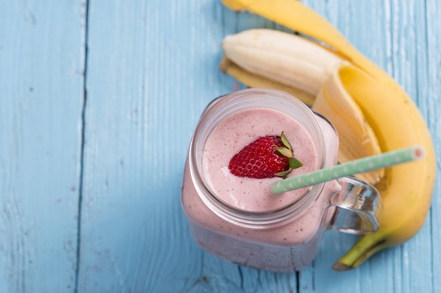 How to Make a Strawberry Smoothie Without Yogurt | livestrong