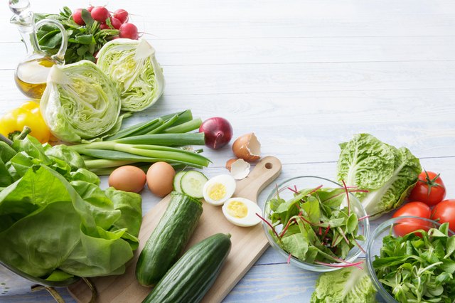 nutritional value of iceberg vs romaine lettuce