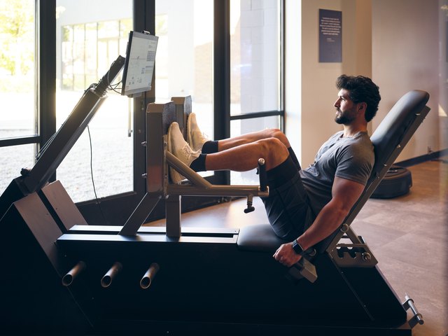 ▪️Do's and don'ts on the leg press ▪️ ❌Push the weight with your toes, this  puts a lot of pressure through your knees and takes the work away from  your... | By