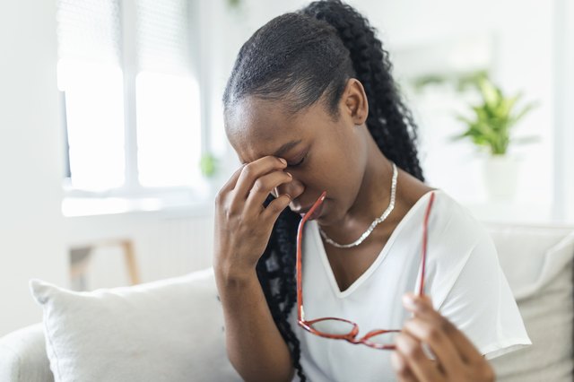 what causes itching and swelling of the eyes
