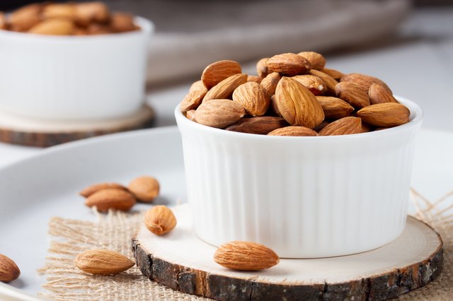 can-i-eat-almonds-if-i-have-peanut-allergies-livestrong