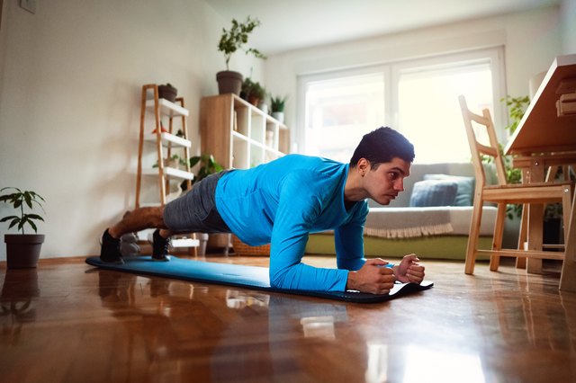 What to Do if Your Toes Hurt During Planks | livestrong