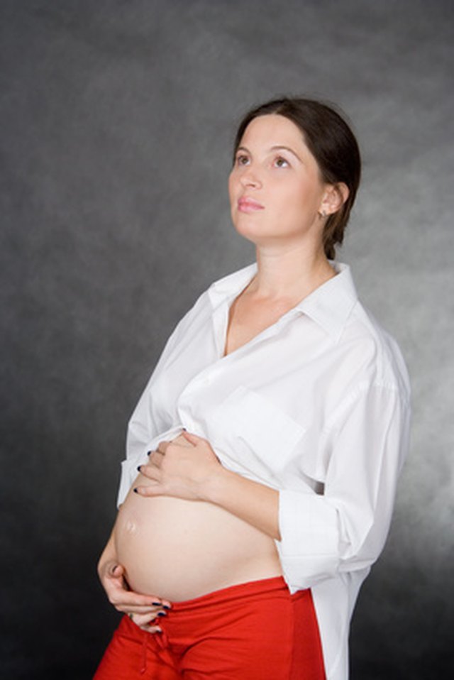 Causes of Lower Right Abdominal Pain During Pregnancy | Livestrong.com
