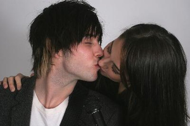 couple kissing