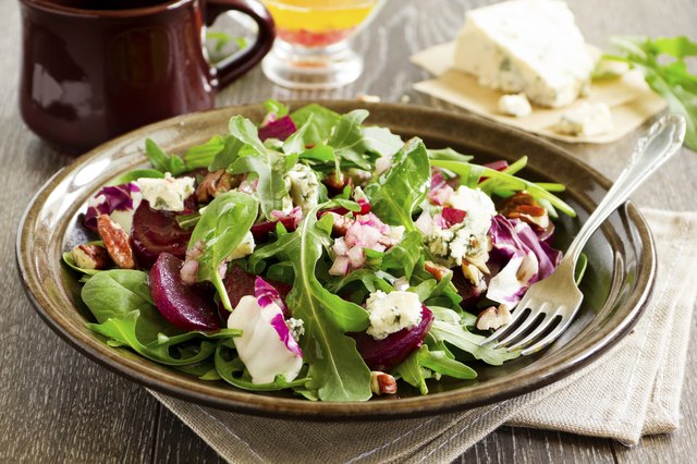 Salad with beet, blue cheese, nuts and vinaigrette.