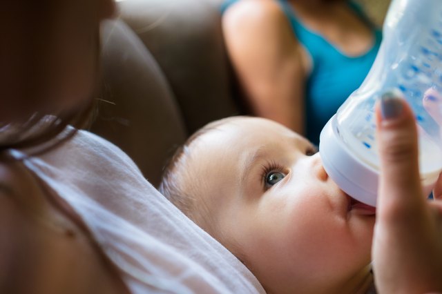 How to Change a Baby From Breast Milk to Formula Milk