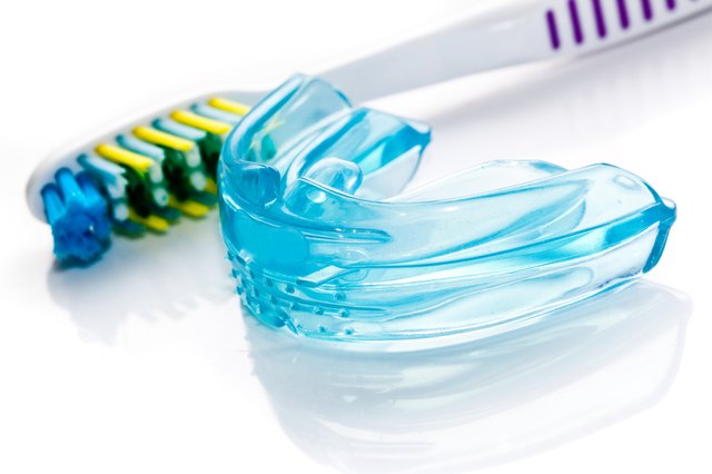 Dental bracket and a toothbrush