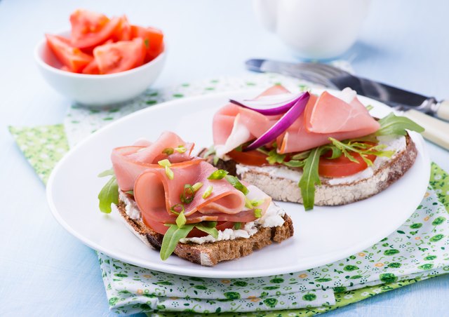 Open sandwiches with ham, tomato and arugula