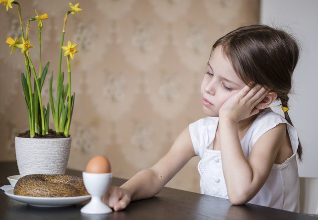 My Child Eats Very Slow and Has No Attention to Eating | Livestrong.com