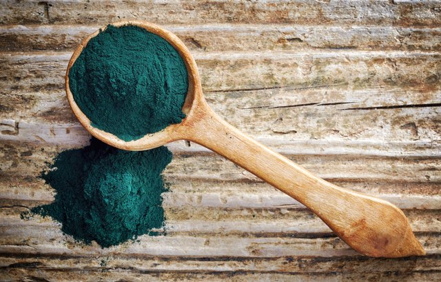 spoon of spirulina algae powder