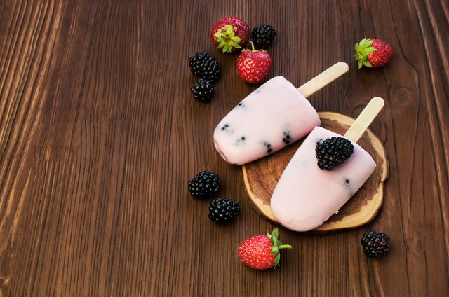 Fruit and yoghurt ice-lolly with strawberries and blackberries