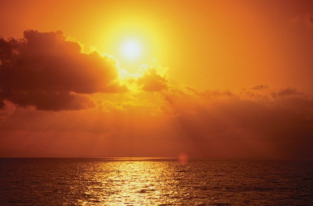 Reflection of sun in the ocean at dusk