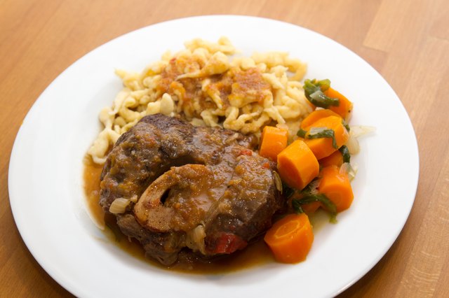 Ossobuco mit Spätzle und Karotten