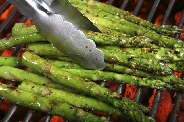 asparagus on the grill