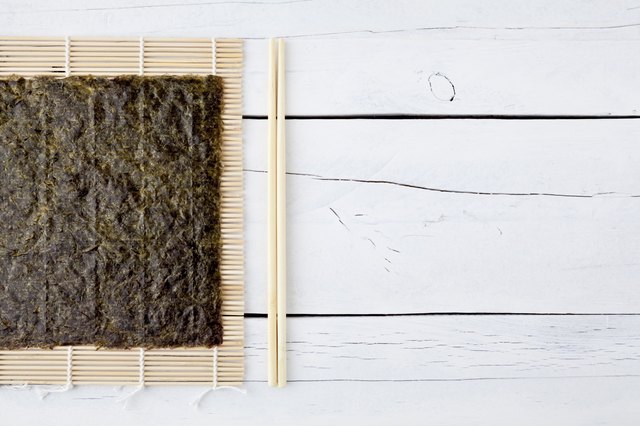 Dried seaweed, chopsticks and makisu