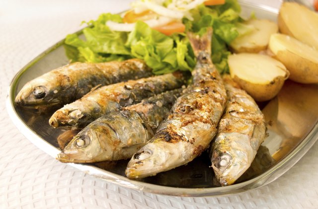 Grilled sardines with mediterranean salad and boiled potatoes.