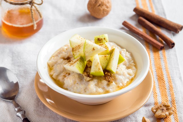oatmeal porridge with apples and cinnamon