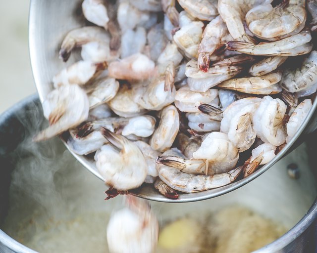 How to Cook Raw Shrimp Without a Steamer | livestrong