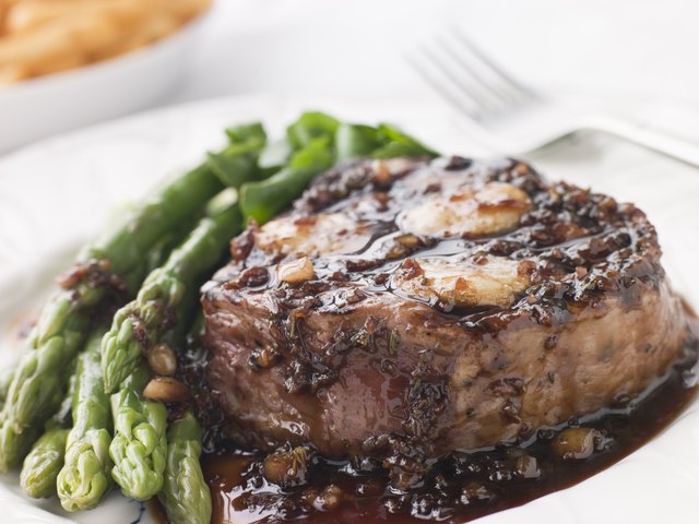 Fillet of Beef Bordelaise with Asparagus Spears and Saut Potatoes