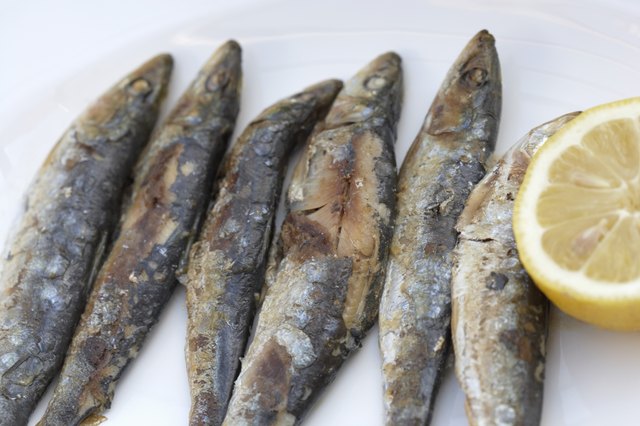 Fried sardines with lemon