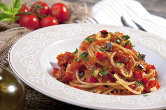 Spaghetti with tomato sauce and vegetable