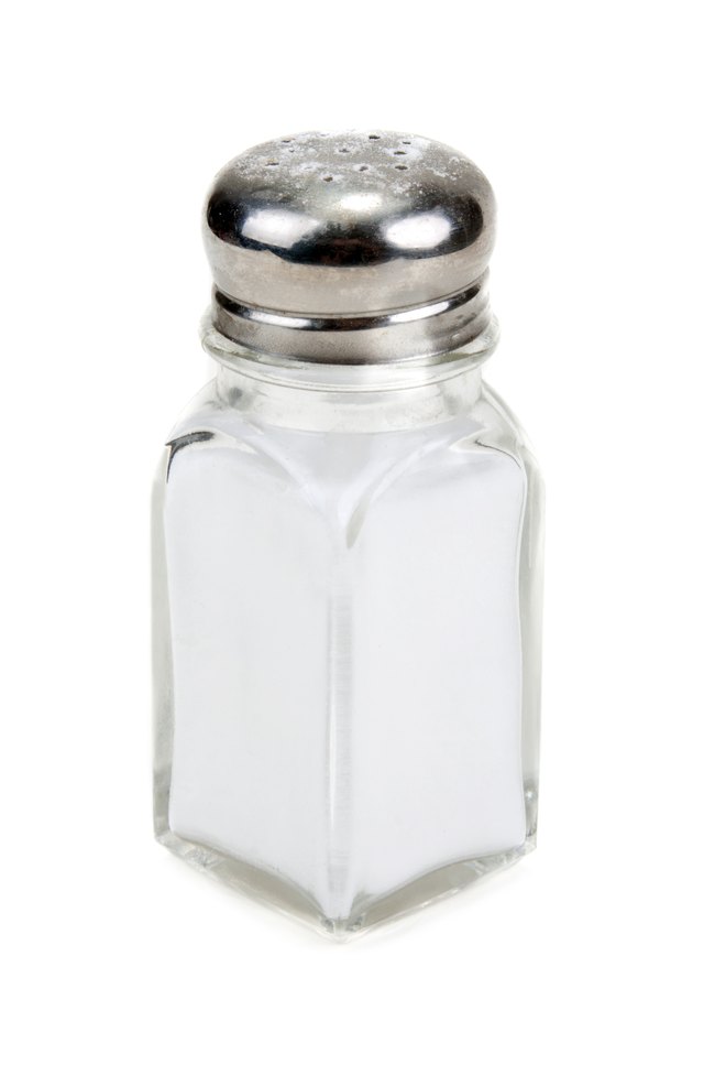 Glass saltcellar with salt insulated