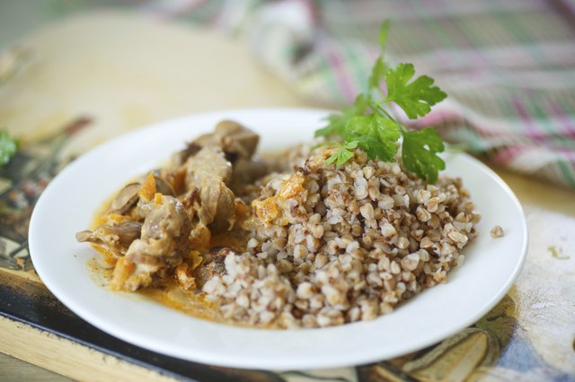 buckwheat cooked with stewed chicken gizzards