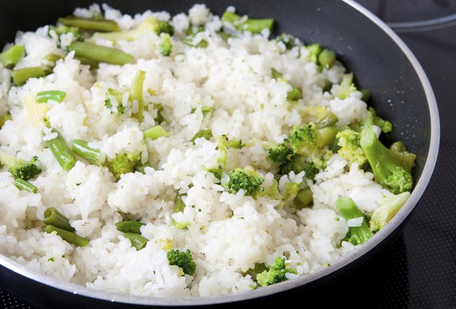 rise and broccoli on frying pan