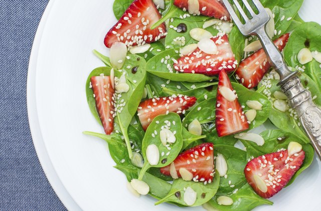Spinach and strawberries light salad