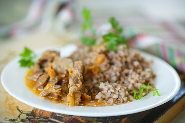 buckwheat cooked with stewed chicken gizzards