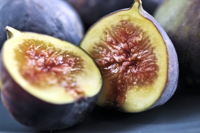 Plate of sliced figs