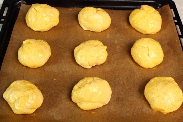 Making Yeast Sweet Roll Bun